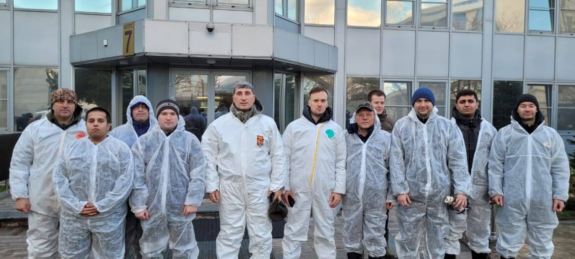 Начальник отдела ИФНС 3 Краснодара Арсен Размикович Саркисян со своей командой ликвидируют последствия разлива нефти в Анапе